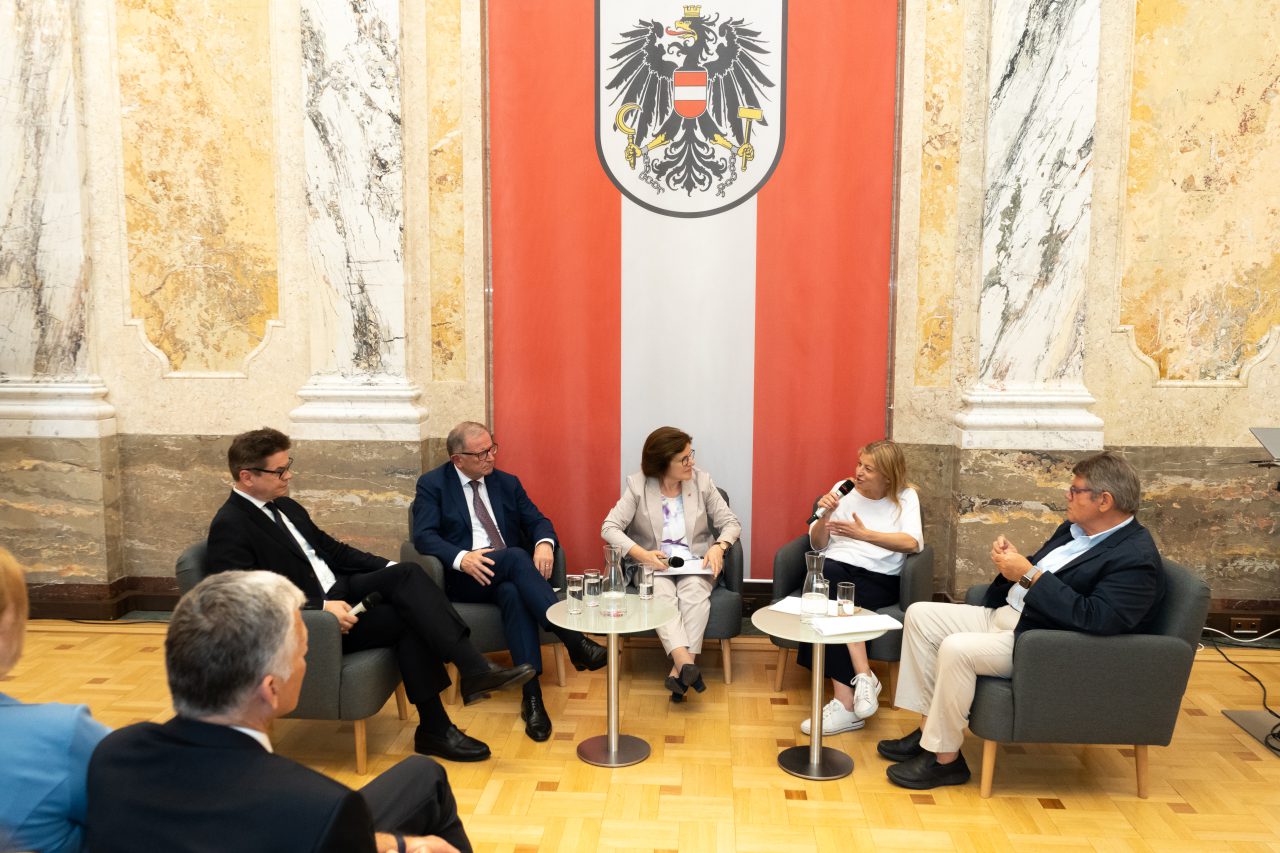 Gruppenbild des Podiums bei der Podiumsdiskussion