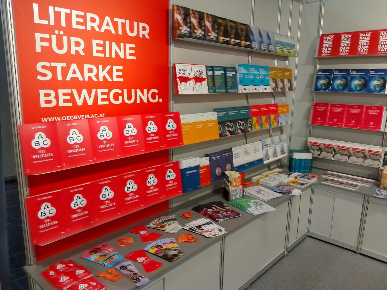 Bild vom Stand des ÖGB Verlags auf der Buch Wien