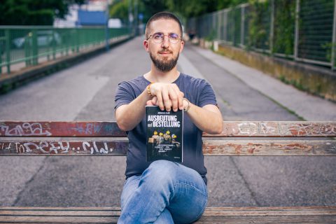 Autorenfoto Johannes Greß mit dem Buch "Ausbeutung auf Bestellung"