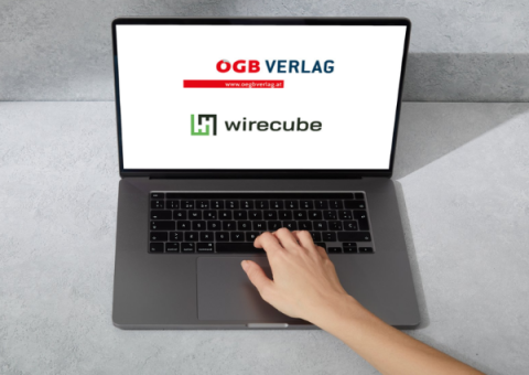 Bild von ÖGB Verlag und wirecube Logos auf geöffnetem Laptop